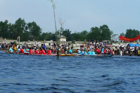 Đua ghe truyền thống năm 2013