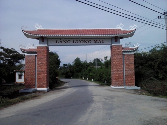 Cổng làng Lương Mai