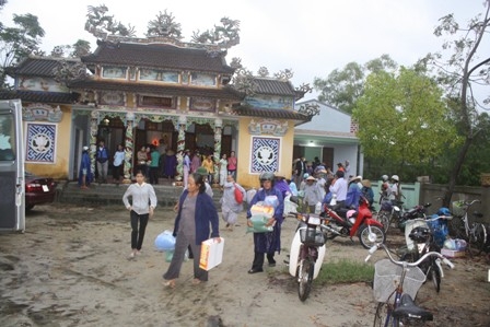 Tặng quà cho người dân Lương Mai