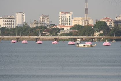 Sen hồng đã nở giữa dòng Hương