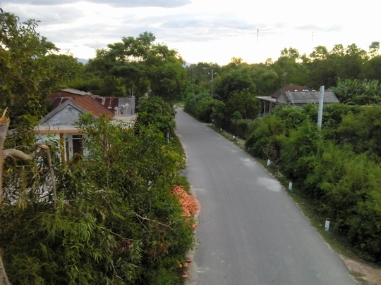 Làng Lương Mai trên cổng nhìn xuống