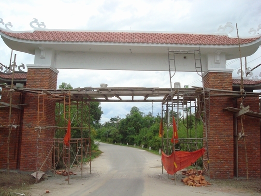 Cổng Làng Lương Mai ngày 17-09