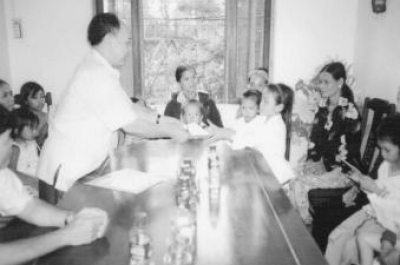 Đến với các cháu mồ côi ở xã Phong Chương