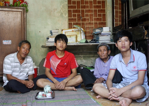 Cha ở cống, mẹ nhổ lông vịt có con thủ khoa đại học