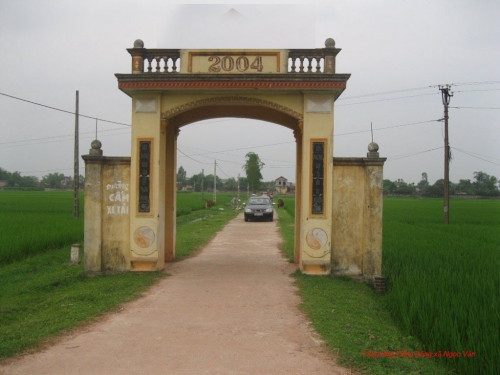 Xây cổng làng quả là không dễ.