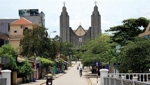 Bên cầu Phú Cam xứ Huế