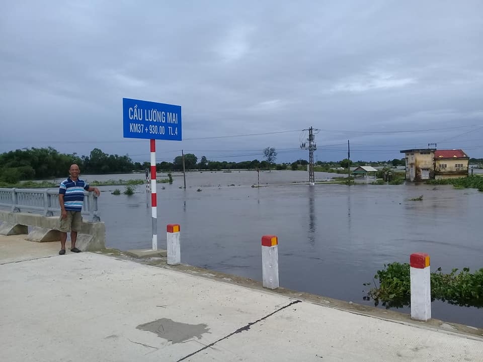 Anh Xuân Huy về thăm quê mùa lũ.